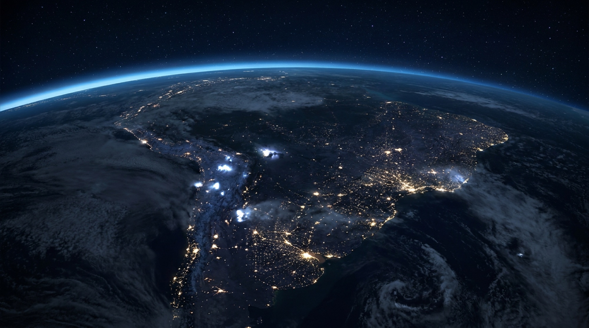 Sudamérica de noche vista desde órbita baja, con las constelaciones de luz de las ciudades.